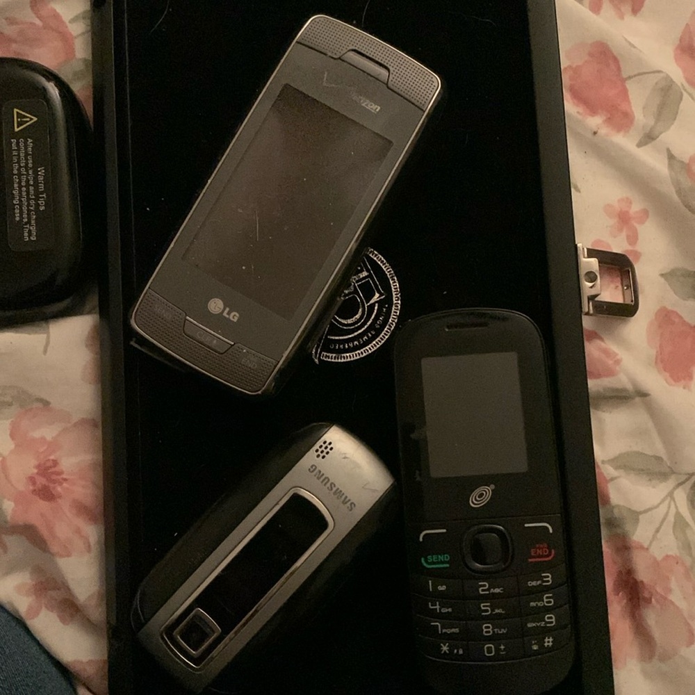 LG ENVY flip phone Preowned